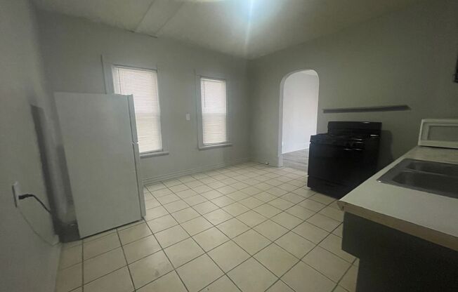 2 beds, 1 bath, 785 sqft, $845, Unit Lower Front - 1