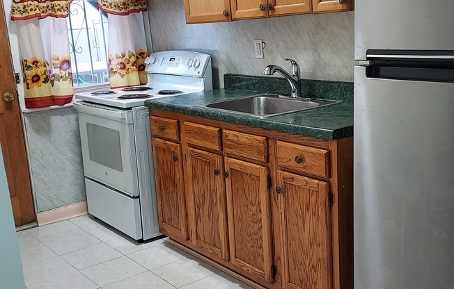 1 bed, 1 bath, 700 sqft, $2,100