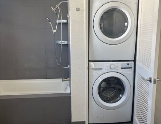 1 bed, 1 bath, 830 sqft, $2,700, Unit 530