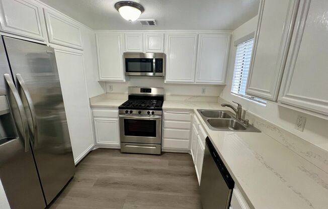 2 BED, 2.5 BATH TOWNHOUSE UNIT * NORTH GLENDALE * WASHER DRYER