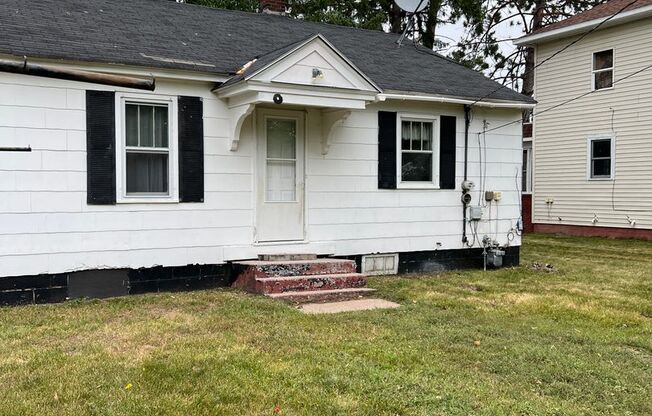 Charming 2 Bedroom and 1 Bath House Available!