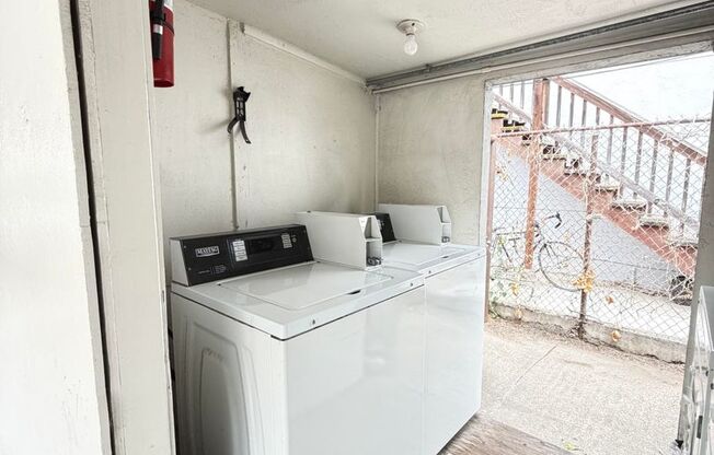 2 beds, 1 bath, $2,600, Unit 2053 Central Ave C (LO)