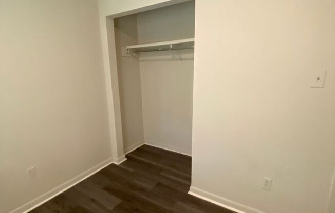 2 beds, 1 bath, $700, Unit Bldg 10 Apt H