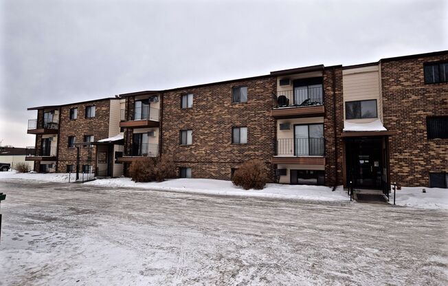 2 beds, 1 bath, $1,100, Unit #202