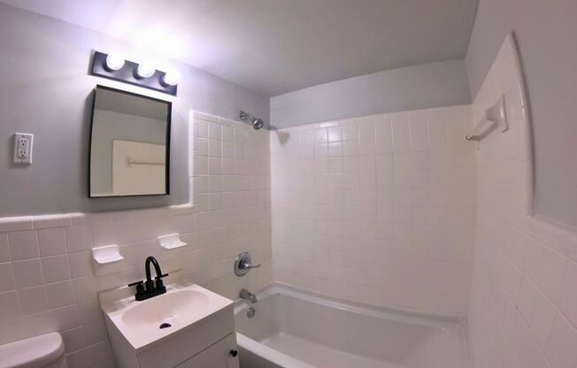 1 bed, 1 bath, 640 sqft, $1,075, Unit 1000F