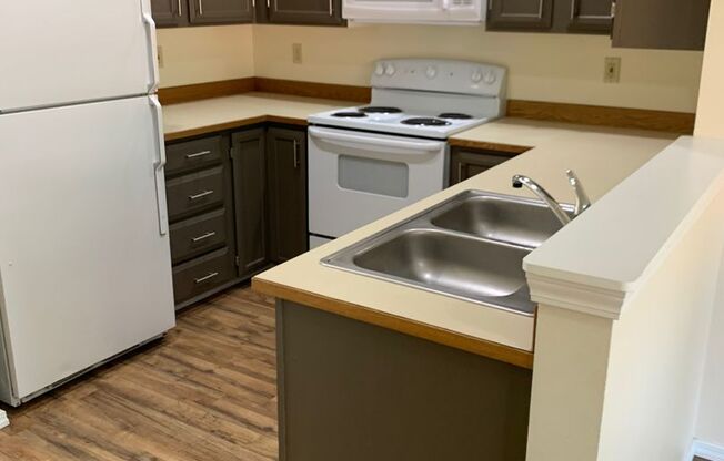 2 Bedroom Condo with Washer/Dryer in Home