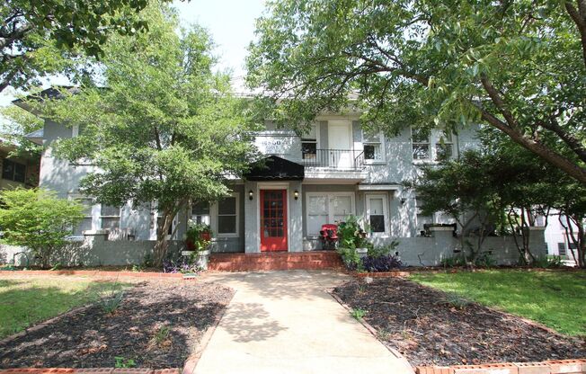 Charming 2/1 Downstairs Apartment Unit w/ AMAZING Character! Real Hardwood Floors Throughout//Minutes to Downtown Fort Worth/West 7th St!