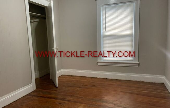 2 beds, 1 bath, $1,200, Unit 4 Whalin Street