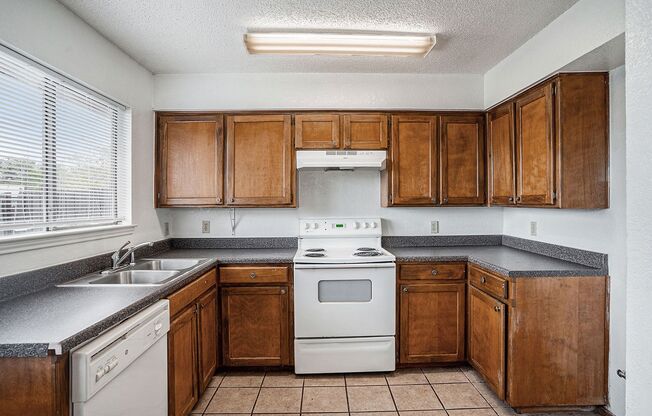 2 beds, 1.5 baths, $1,425, Unit Unit C