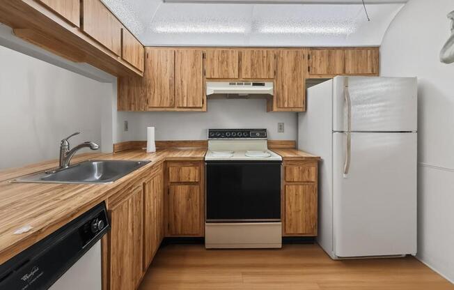 2 beds, 2 baths, 806 sqft, $2,000