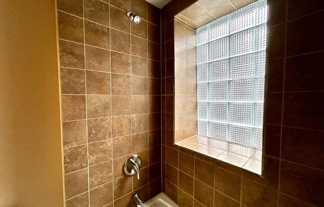 2 beds, 1 bath, 800 sqft, $1,195, Unit 601 - Unit 305 B800