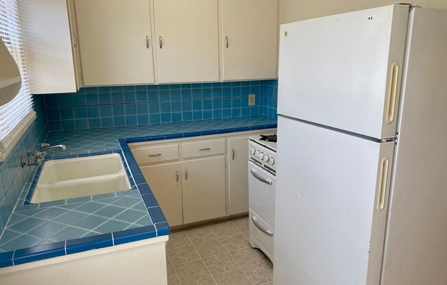 1 bed, 1 bath, 725 sqft, $1,100, Unit 329