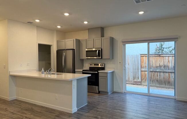 Beautiful 3 bed 2 bath in Roseville!