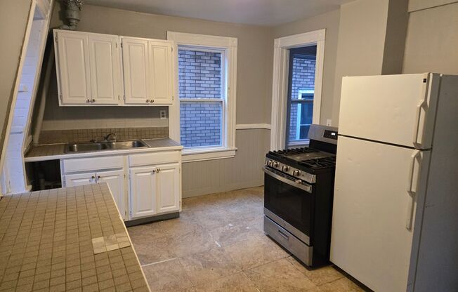 3 beds, 1 bath, $1,250, Unit 219 Elliot St Apt 2