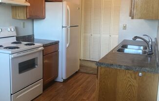 2 beds, 1 bath, $895, Unit 4