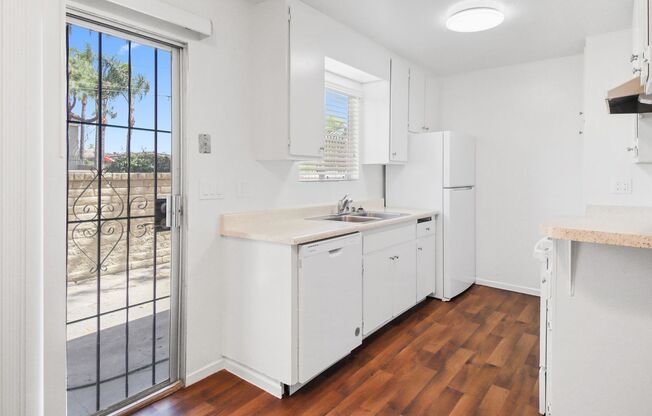 El Cajon 2 Bed/1 Bath in Gated Community with AC and Parking
