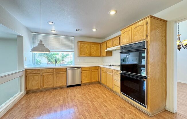 2205 Stone Pine Ct / Summerlin 2 Story Home - 4 Bed & 4 Bath House, 3 Car Garage (Large Lot)