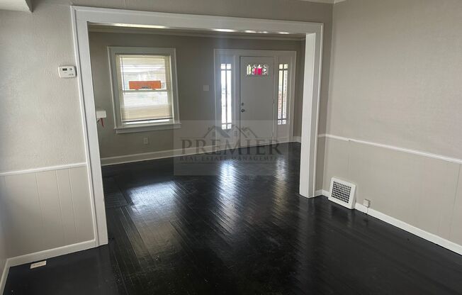 5833 Tracy Ave 64110- 3 bedrooms 1 full bath House for rent $1099 Deposit $1099(Near Country Club Plaza)