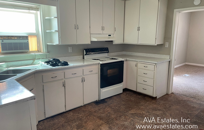 1814 W 17 ST