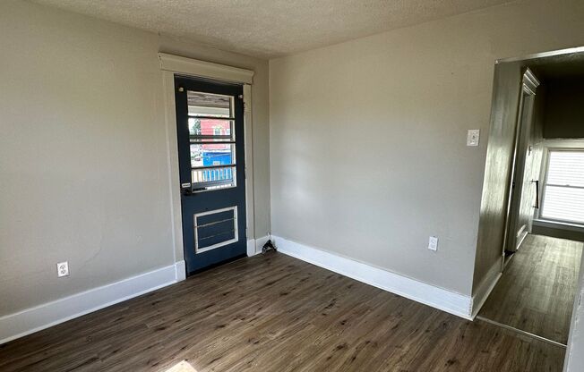 2 beds, 1 bath, 740 sqft, $850, Unit Unit 2