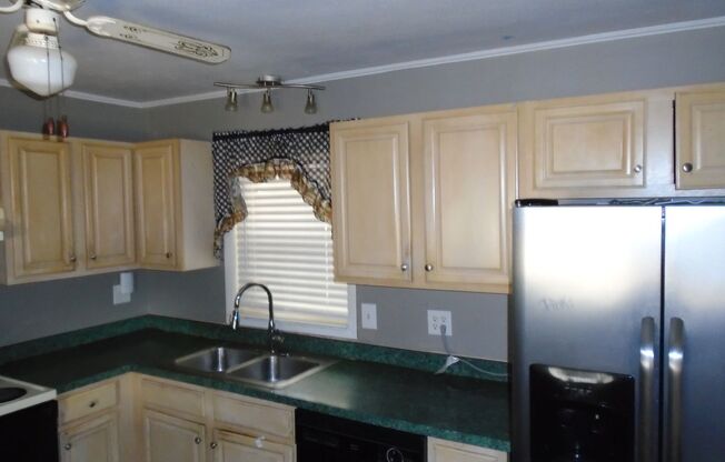 3 beds, 2 baths, $1,300