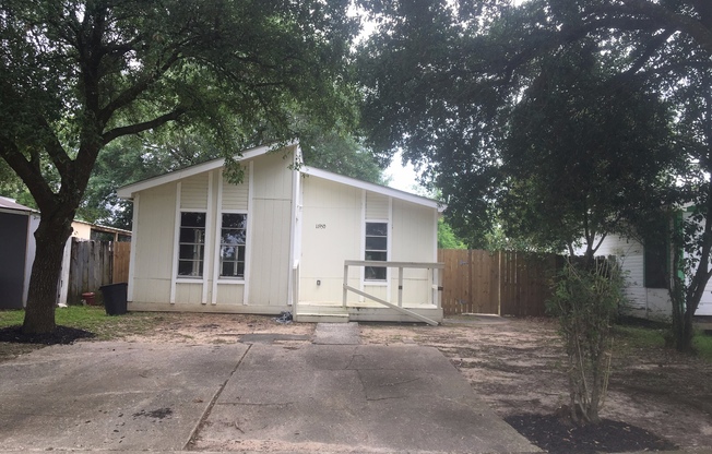 Spacious and Clean 3 BR HOUSE - Looking for the right people to call home!