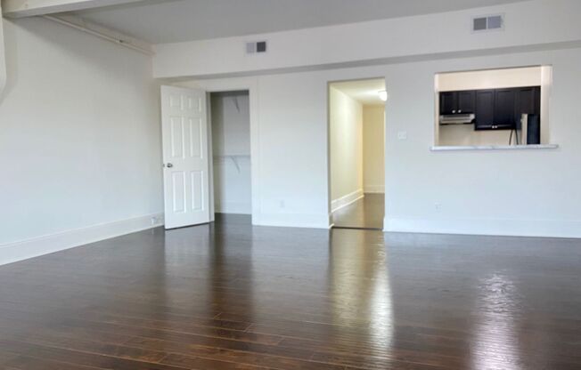 2 beds, 1 bath, $1,650, Unit 1022-4