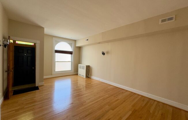 Charming 2Bed/1Bath Townhome in Highlandtown