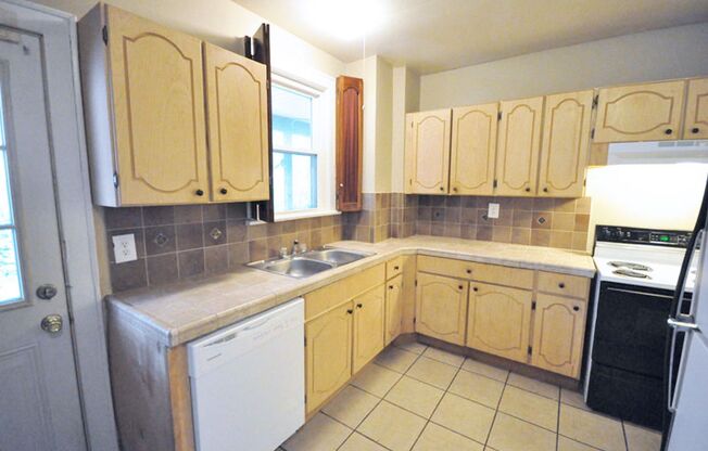 3 beds, 1 bath, $1,650, Unit 385