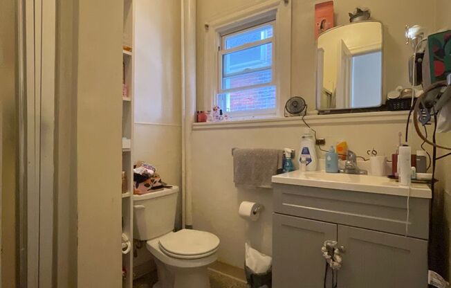 Studio, 1 bath, $1,150, Unit 2R