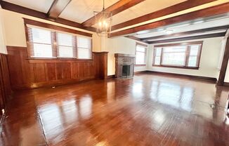 Charming 2 Bed / 2 Bath Apartment on Ocean Blvd – Garage Included