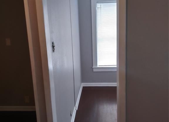 2 beds, 1 bath, 885 sqft, $995, Unit B