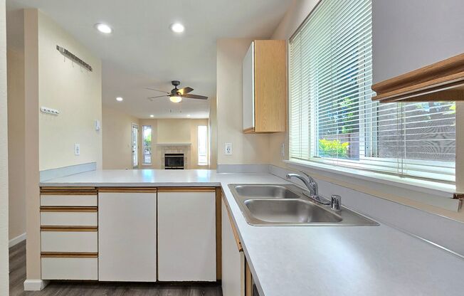 2 Bedroom Condo In Lynnwood - Pet Friendly!