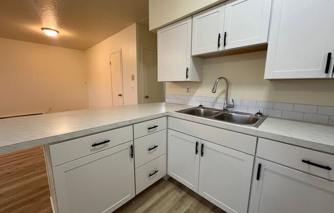 2 beds, 1 bath, $925, Unit 5033 Hawthorne # 6