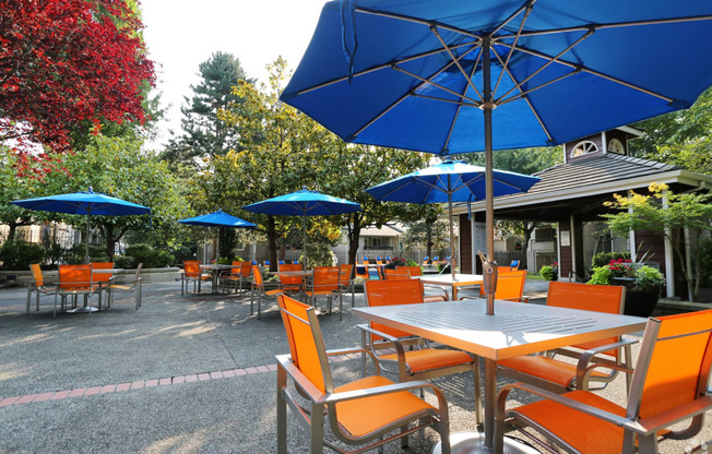 Fulton's Crossing and Landing Apartments patio with tables and chairs