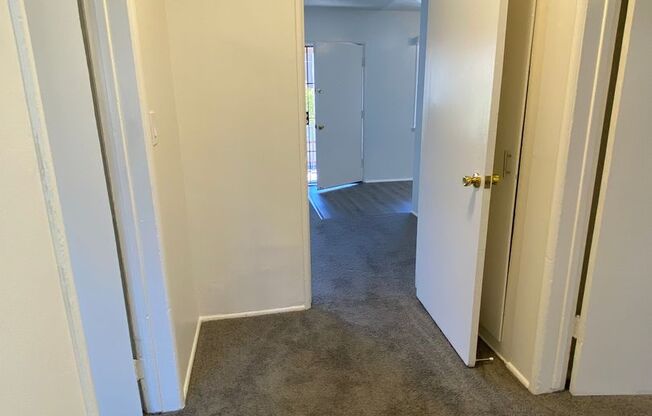 2 beds, 1 bath, 702 sqft, $2,350, Unit B18