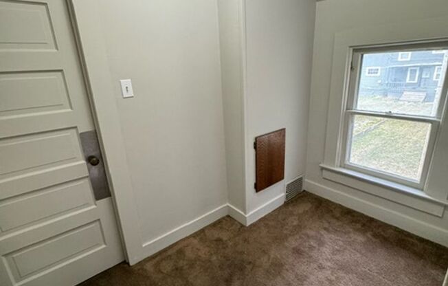 2 beds, 1 bath, $755, Unit 2