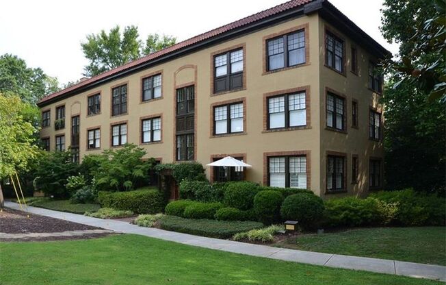 1bd/1ba Condo Across the Street From Piedmont Park!
