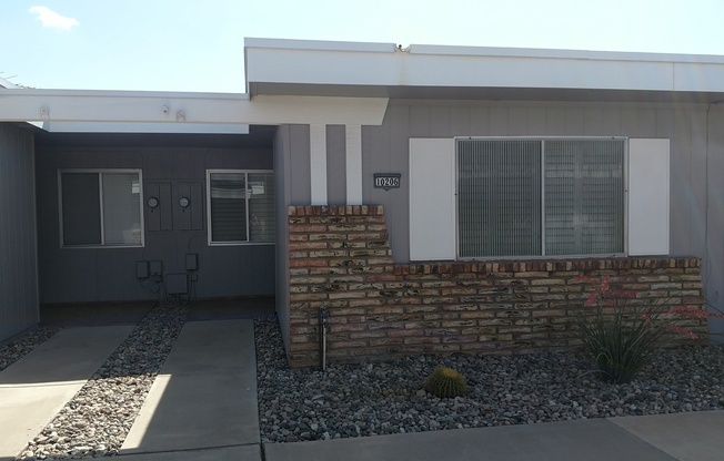 GREAT TOWNHOME IN YUCCA COURT-SUN CITY!!
