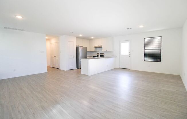 ************Move In Special- 2 WEEKS FREE!!!!************