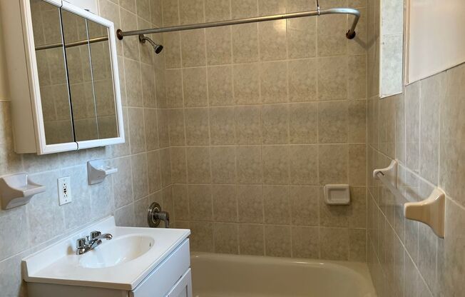 1256 CLAY AVE (929)263-1665