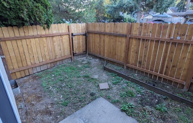 2 beds, 2 baths, 900 sqft, $1,525, Unit #24