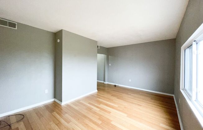 2 beds, 1 bath, $1,400, Unit Apt 2 (Top)