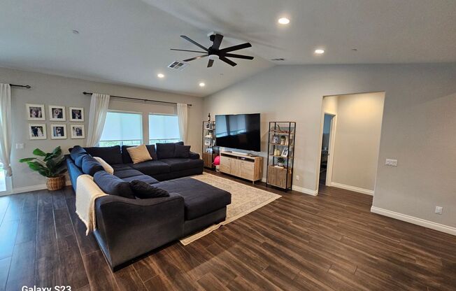 Modern 5-Bedroom Home with Solar – Great Community Living in Calimesa!