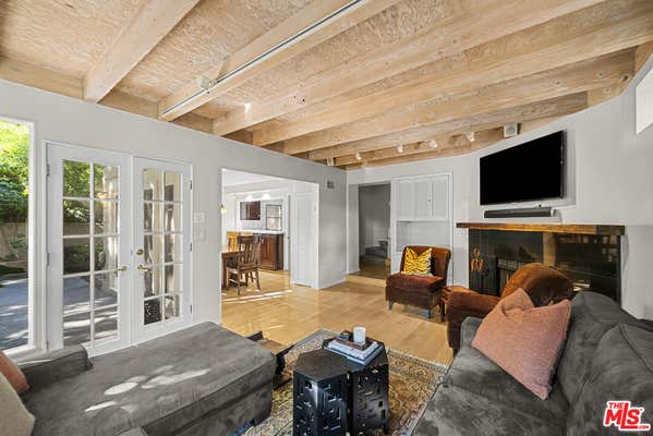 2377 N BEVERLY GLN BLVD