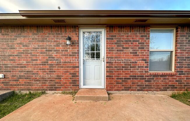 Beautiful 3 Bed 2 Bath Home in Mustang!