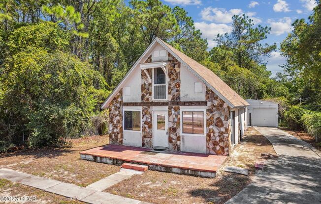 Secluded 4bd/2bath chalet-style home minutes from the Beach!