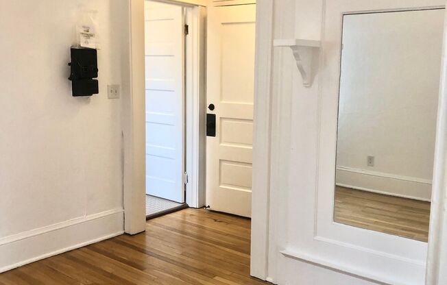 Cute CORNER 1 BR- high ceilings, clawfoot tub, up to 3 pets! One month FREE!