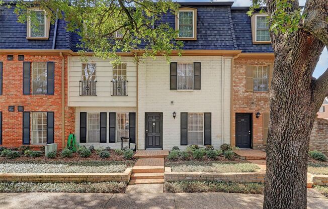 Charming one story Condo in Post Oak