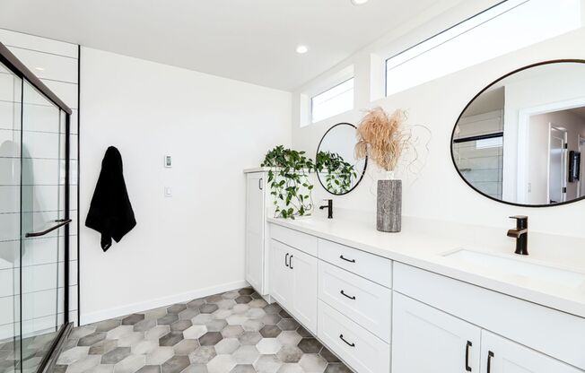 West Seattle Townhome w/ Rooftop Deck, Parking and AC